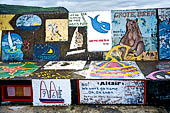 Azzorre, Isola di Faial - Il porto di Horta, i coloratissimi murales dipinti dai velisti nelle loro traversate atlantiche. 